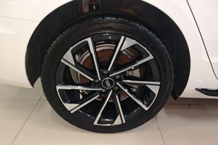 Used Audi A4L 2023 40 TFSI Luxury Dynamic Model Right Rear Wheel Hub