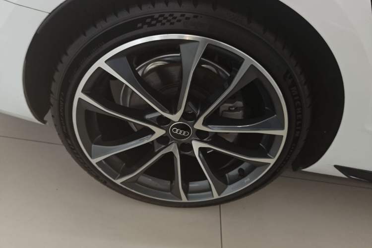 Used Audi A4L 2023 40 TFSI quattro Luxury Dynamic Edition Right Rear Wheel Hub