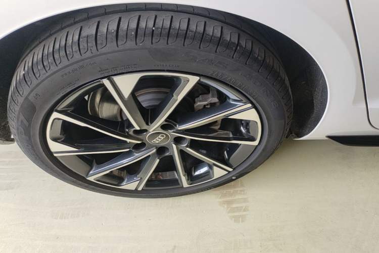 Used Audi A4L 2023 40 TFSI Luxury Dynamic Model Right Rear Wheel Hub