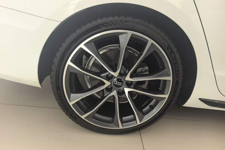Used Audi A4L 2023 40 TFSI quattro Luxury Dynamic Edition Right Rear Wheel Hub