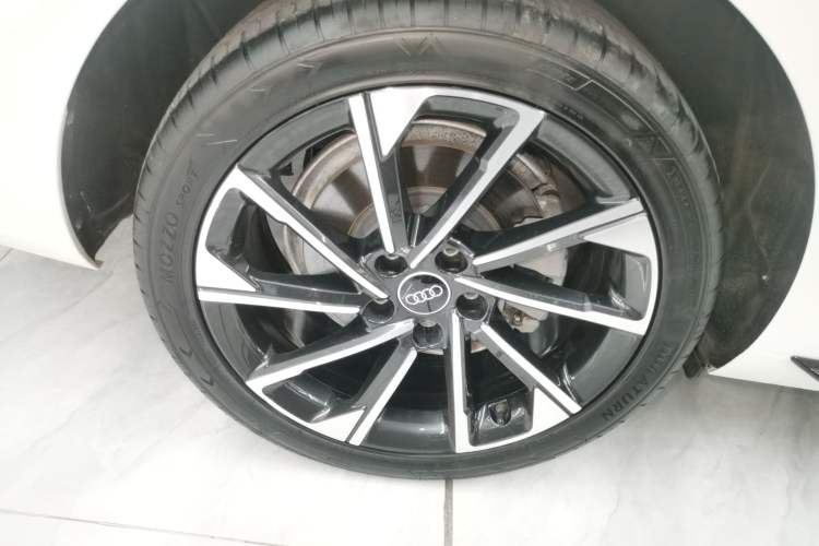 Used Audi A4L 2023 40 TFSI Luxury Dynamic Model Right Rear Wheel Hub