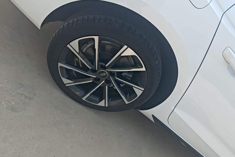 Used Audi A4L 2023 40 TFSI Luxury Dynamic Model Right Rear Wheel Hub