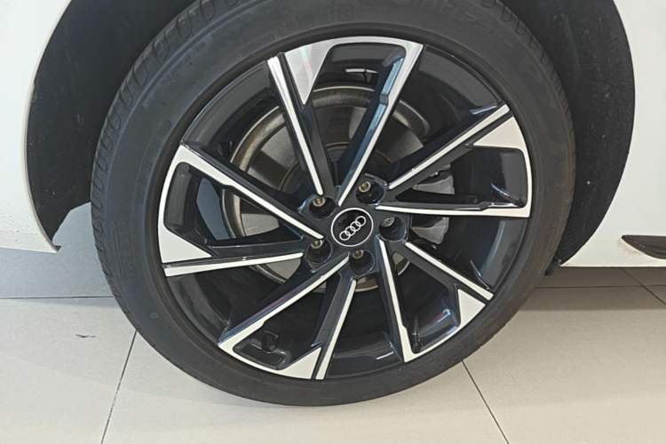 Used Audi A4L 2023 40 TFSI Luxury Dynamic Model Right Rear Wheel Hub