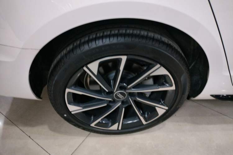 Used Audi A4L 2023 40 TFSI Luxury Dynamic Model Right Rear Wheel Hub
