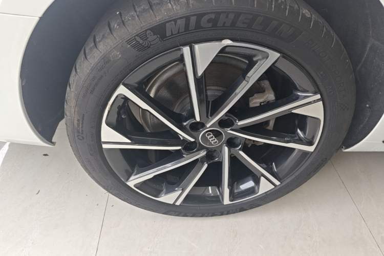 Used Audi A4L 2023 40 TFSI Luxury Dynamic Model Right Rear Wheel Hub