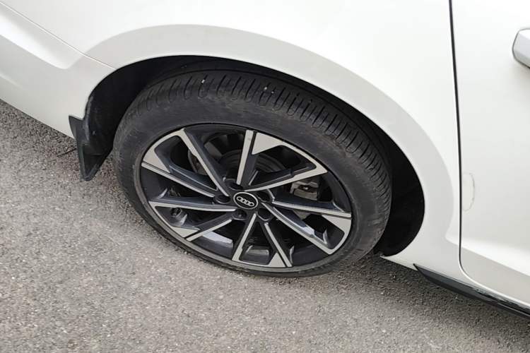 Used Audi A4L 2023 40 TFSI Luxury Dynamic Model Right Rear Wheel Hub