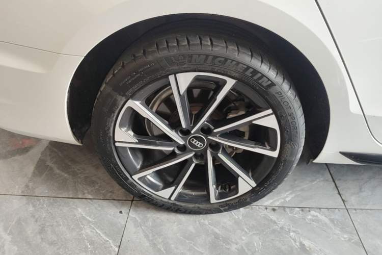 Used Audi A4L 2023 40 TFSI Luxury Dynamic Model Right Rear Wheel Hub