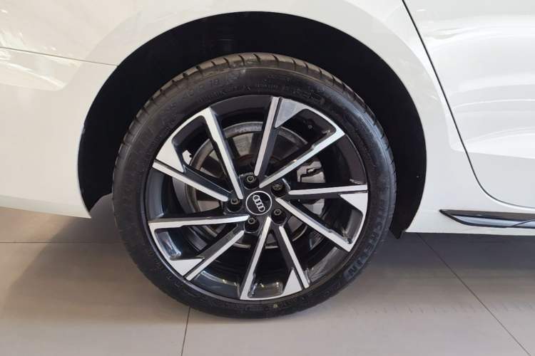 Used Audi A4L 2023 40 TFSI Luxury Dynamic Model Right Rear Wheel Hub