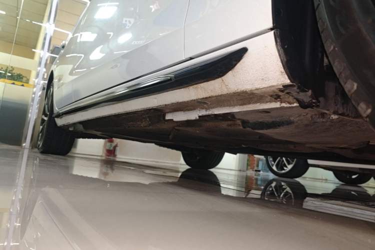 Used Audi A4L 2023 40 TFSI Luxury Dynamic Model Right Side Sill