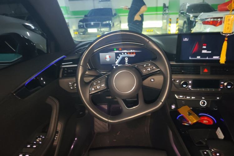 Used Audi A4L 2023 40 TFSI Luxury Dynamic Model Steering Wheel