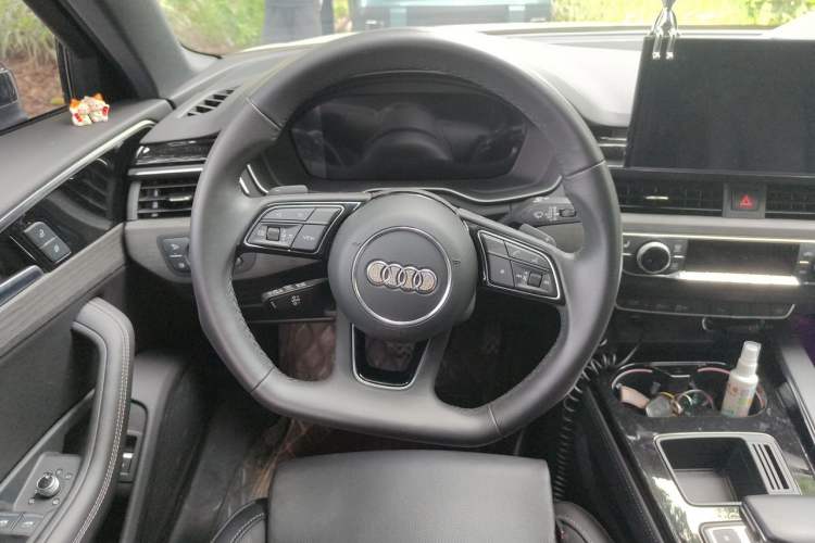 Used Audi A4L 2023 40 TFSI Luxury Dynamic Model Steering Wheel