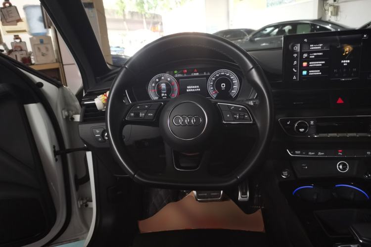 Used Audi A4L 2023 40 TFSI Luxury Dynamic Model Steering Wheel