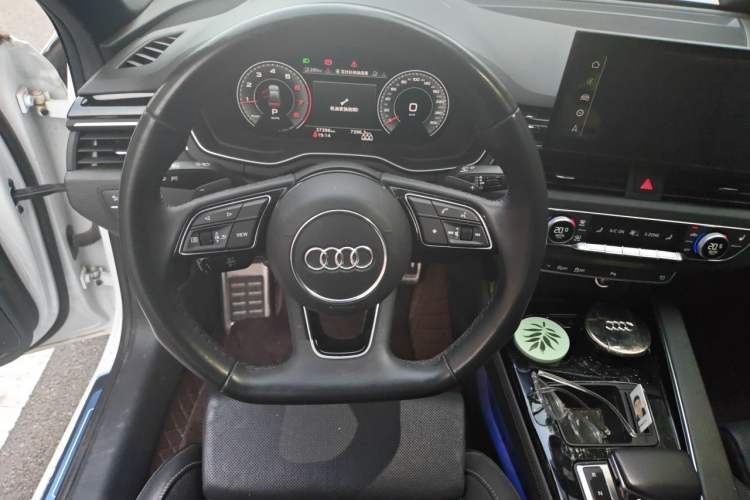 Used Audi A4L 2023 40 TFSI Luxury Dynamic Model Steering Wheel