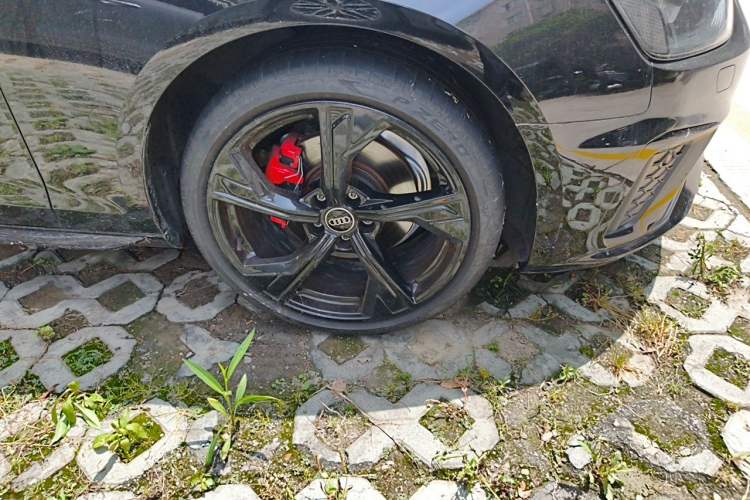 Used Audi A4L 2024 40 TFSI Luxury Dynamic Edition (Starry Night Version) Right Front Wheel Hub