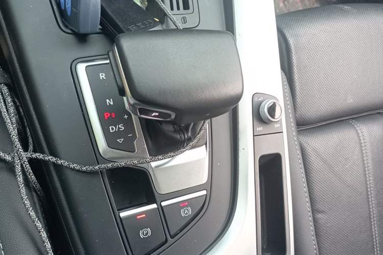 Used Audi A4L 2024 40 TFSI Fashion Dynamic Model Gear Lever