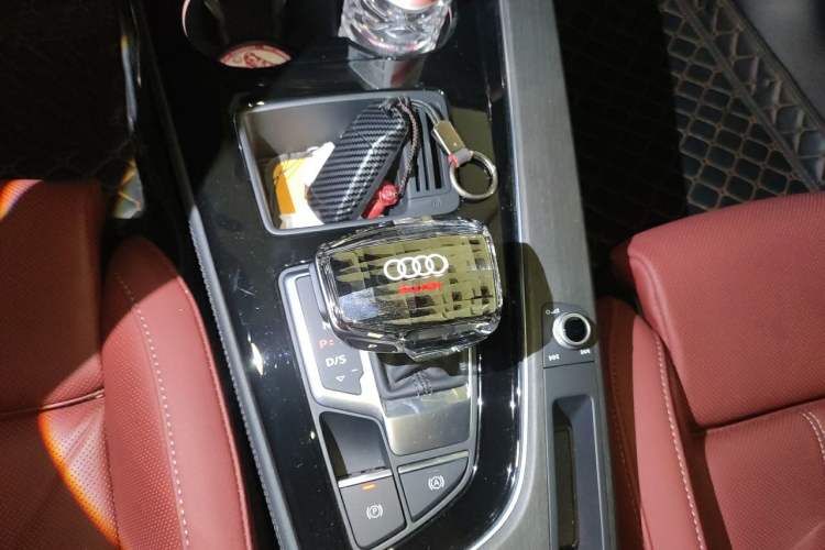 Used Audi A4L 2024 40 TFSI Luxury Dynamic Edition (Starry Night Version) Gear Lever