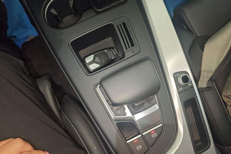 Used Audi A4L 2024 40 TFSI Fashion Dynamic Model Gear Lever