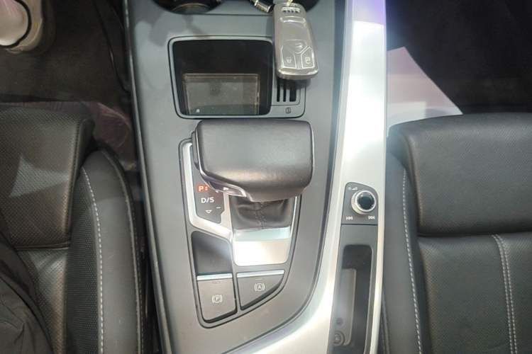 Used Audi A4L 2024 40 TFSI Fashion Dynamic Model Gear Lever