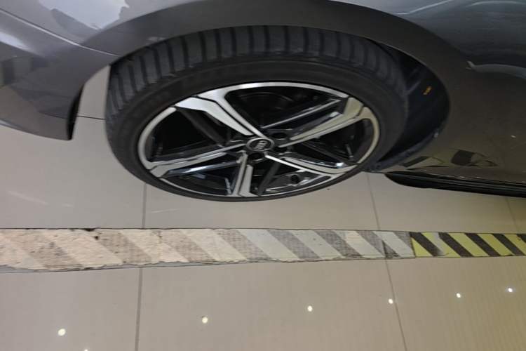 Used Audi A4L 2024 40 TFSI Luxury Dynamic Edition Left Front Wheel Hub