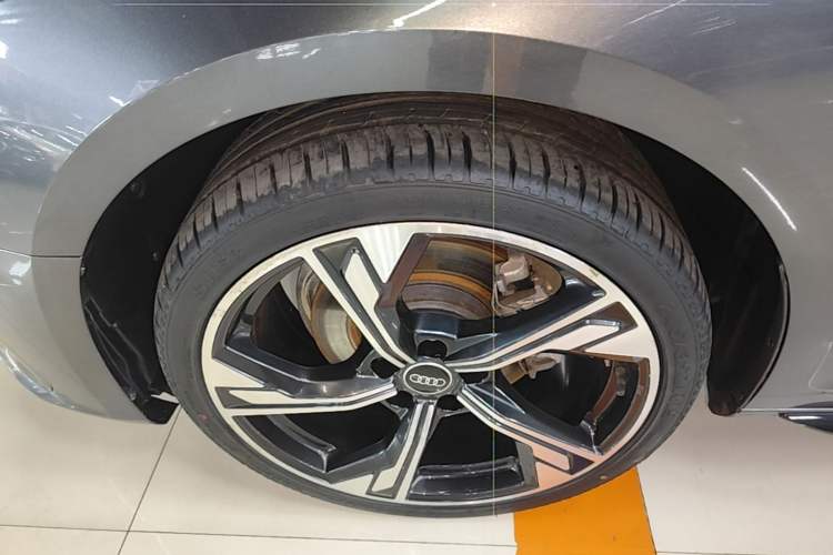 Used Audi A4L 2024 40 TFSI Luxury Dynamic Edition (Starry Night Version) Left Front Wheel Hub