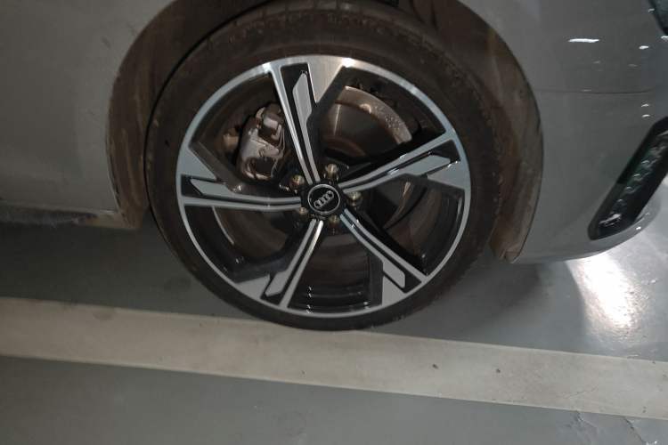 Used Audi A4L 2024 40 TFSI Luxury Dynamic Edition (Starry Night Version) Right Front Wheel Hub