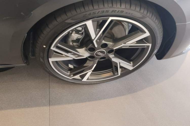 Used Audi A4L 2024 40 TFSI quattro RS Performance Package Right Front Wheel Hub
