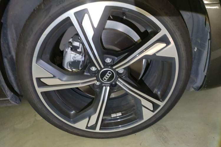 Used Audi A4L 2024 40 TFSI Luxury Dynamic Edition (Starry Night Version) Right Front Wheel Hub