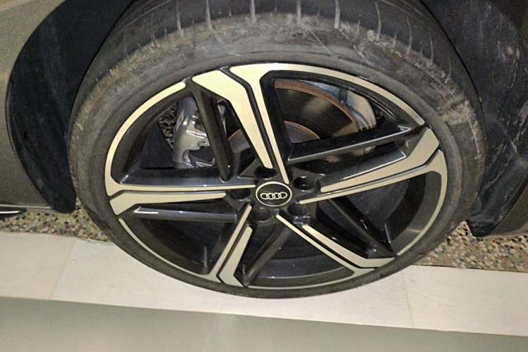 Used Audi A4L 2024 40 TFSI Luxury Dynamic Edition Right Front Wheel Hub