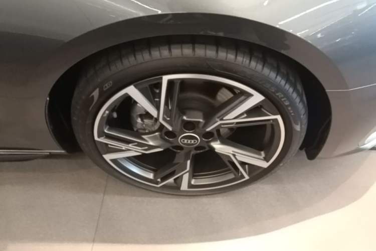 Used Audi A4L 2024 40 TFSI quattro RS Performance Package Right Front Wheel Hub
