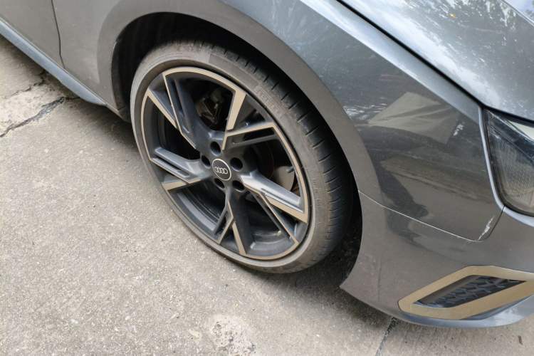 Used Audi A4L 2024 40 TFSI quattro RS Performance Package Right Front Wheel Hub
