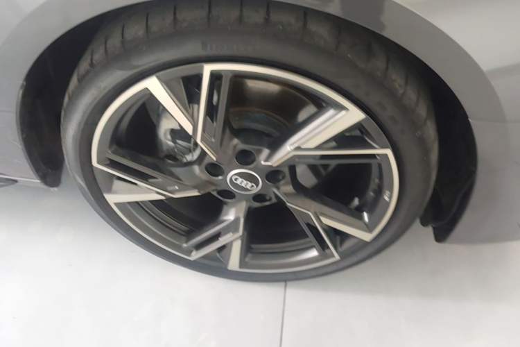 Used Audi A4L 2024 40 TFSI quattro RS Performance Package Right Front Wheel Hub