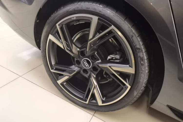 Used Audi A4L 2024 40 TFSI quattro RS Performance Package Right Rear Wheel Hub