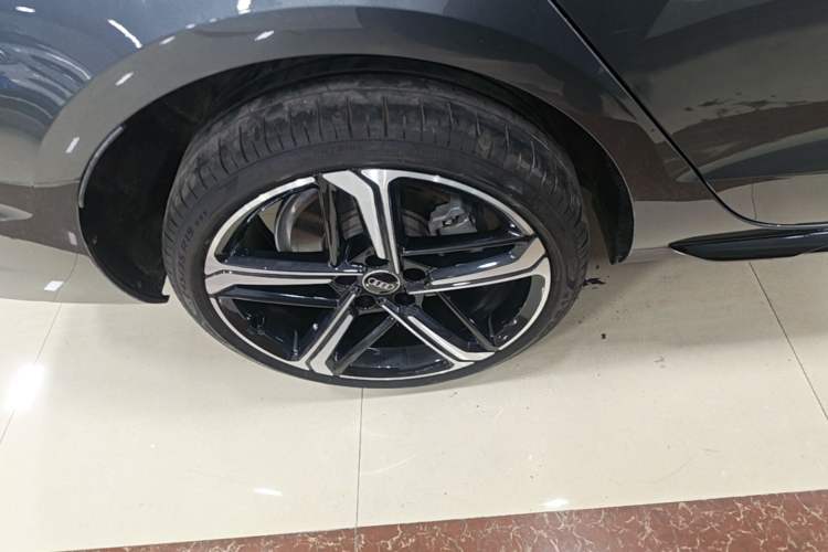 Used Audi A4L 2024 40 TFSI Luxury Dynamic Edition Right Rear Wheel Hub