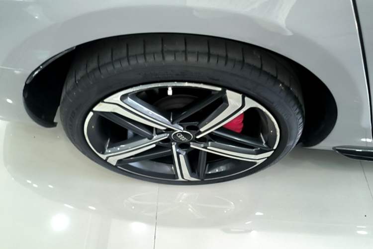 Used Audi A4L 2024 40 TFSI Luxury Dynamic Edition Right Rear Wheel Hub