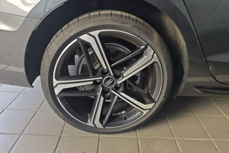 Used Audi A4L 2024 40 TFSI Luxury Dynamic Edition Right Rear Wheel Hub