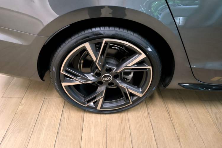 Used Audi A4L 2024 40 TFSI quattro RS Performance Package Right Rear Wheel Hub