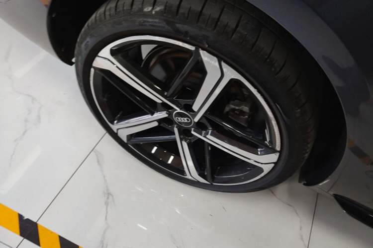 Used Audi A4L 2024 40 TFSI Luxury Dynamic Edition Right Rear Wheel Hub