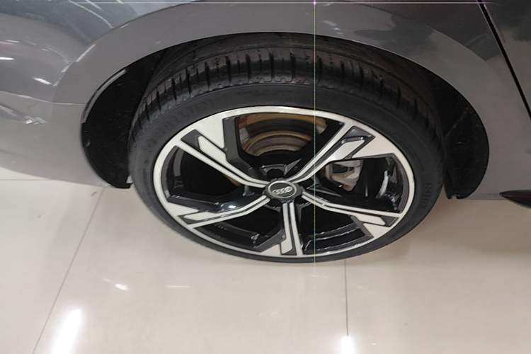 Used Audi A4L 2024 40 TFSI Luxury Dynamic Edition (Starry Night Version) Right Rear Wheel Hub
