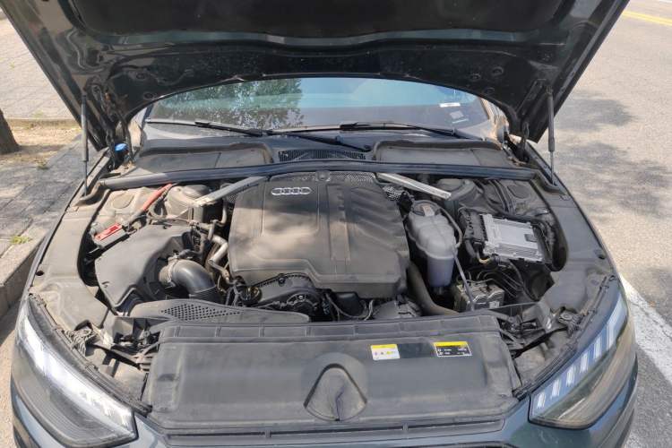 Used Audi A4L  Engine Bay