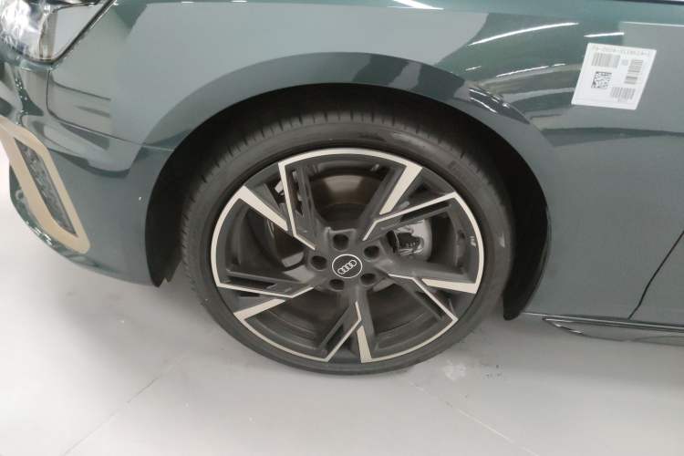 Used Audi A4L 2024 40 TFSI quattro RS Performance Package Left Front Wheel Hub