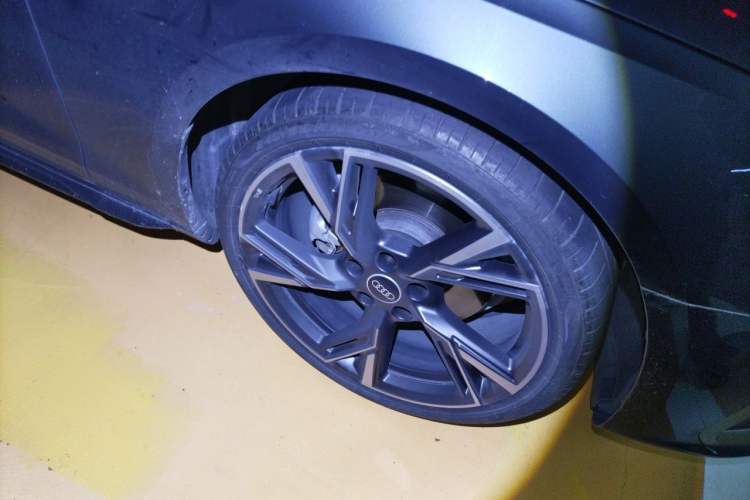 Used Audi A4L 2024 40 TFSI quattro RS Performance Package Right Front Wheel Hub