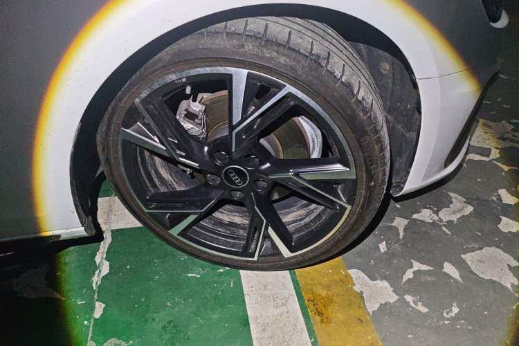 Used Audi A4L 2024 40 TFSI quattro RS Performance Package Right Front Wheel Hub
