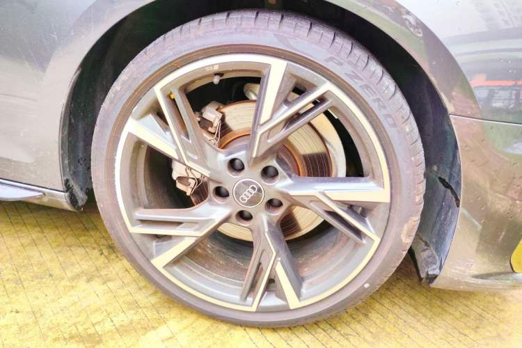 Used Audi A4L 2024 40 TFSI quattro RS Performance Package Right Front Wheel Hub