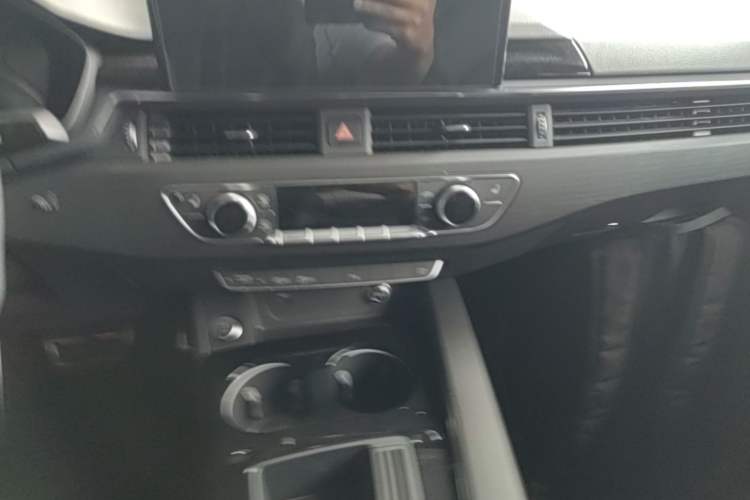 Used Audi A4L 2024 40 TFSI Luxury Dynamic Edition Audio And AC Panel