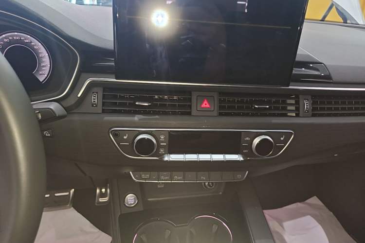 Used Audi A4L 2024 40 TFSI Luxury Dynamic Edition Audio And AC Panel