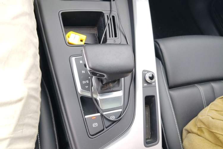 Used Audi A4L 2024 40 TFSI Fashion Dynamic Model Gear Lever