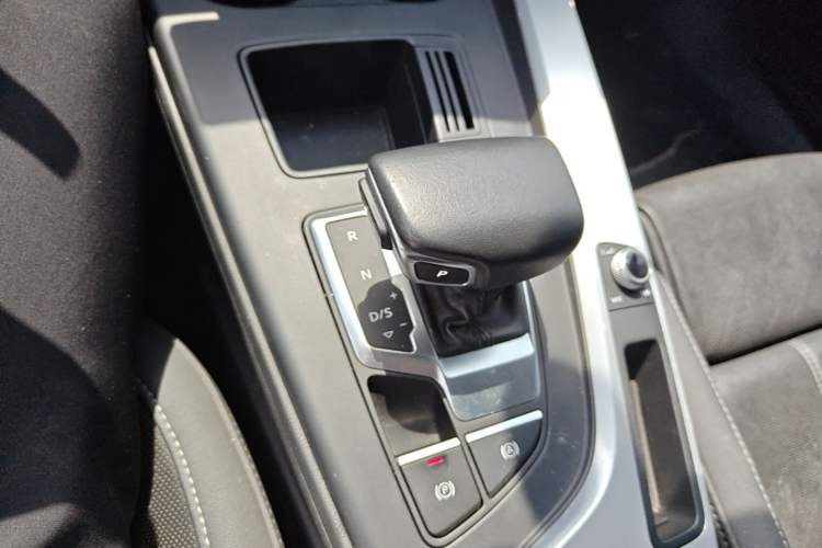 Used Audi A4L 2024 40 TFSI Fashion Dynamic Model Gear Lever