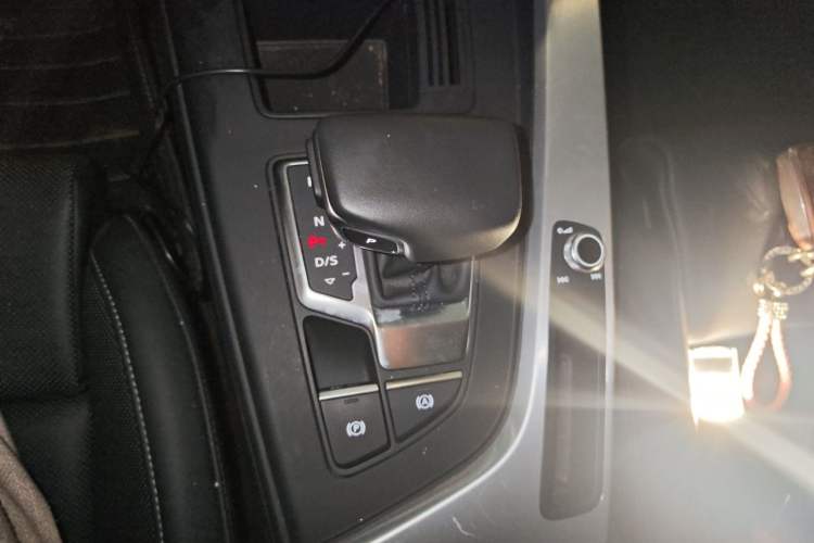 Used Audi A4L 2024 40 TFSI Fashion Dynamic Model Gear Lever