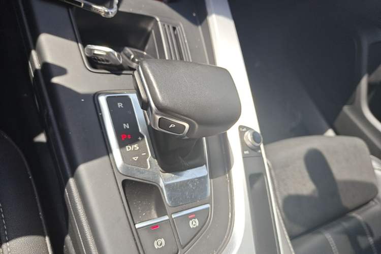 Used Audi A4L 2024 40 TFSI Fashion Dynamic Model Gear Lever