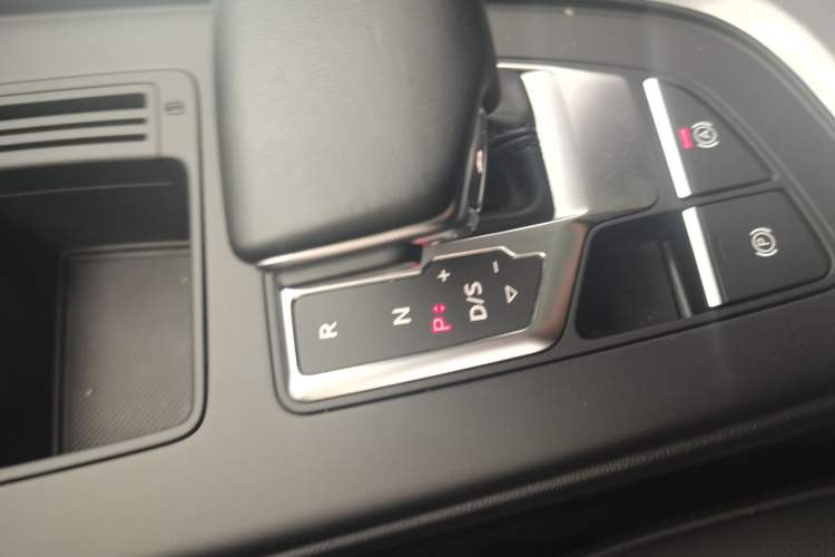 Used Audi A4L 2024 40 TFSI Fashion Dynamic Model Gear Lever